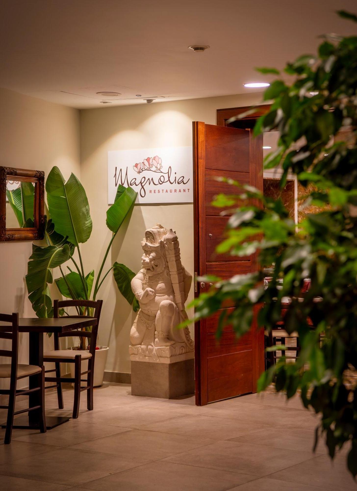 Hotel La Palmera &