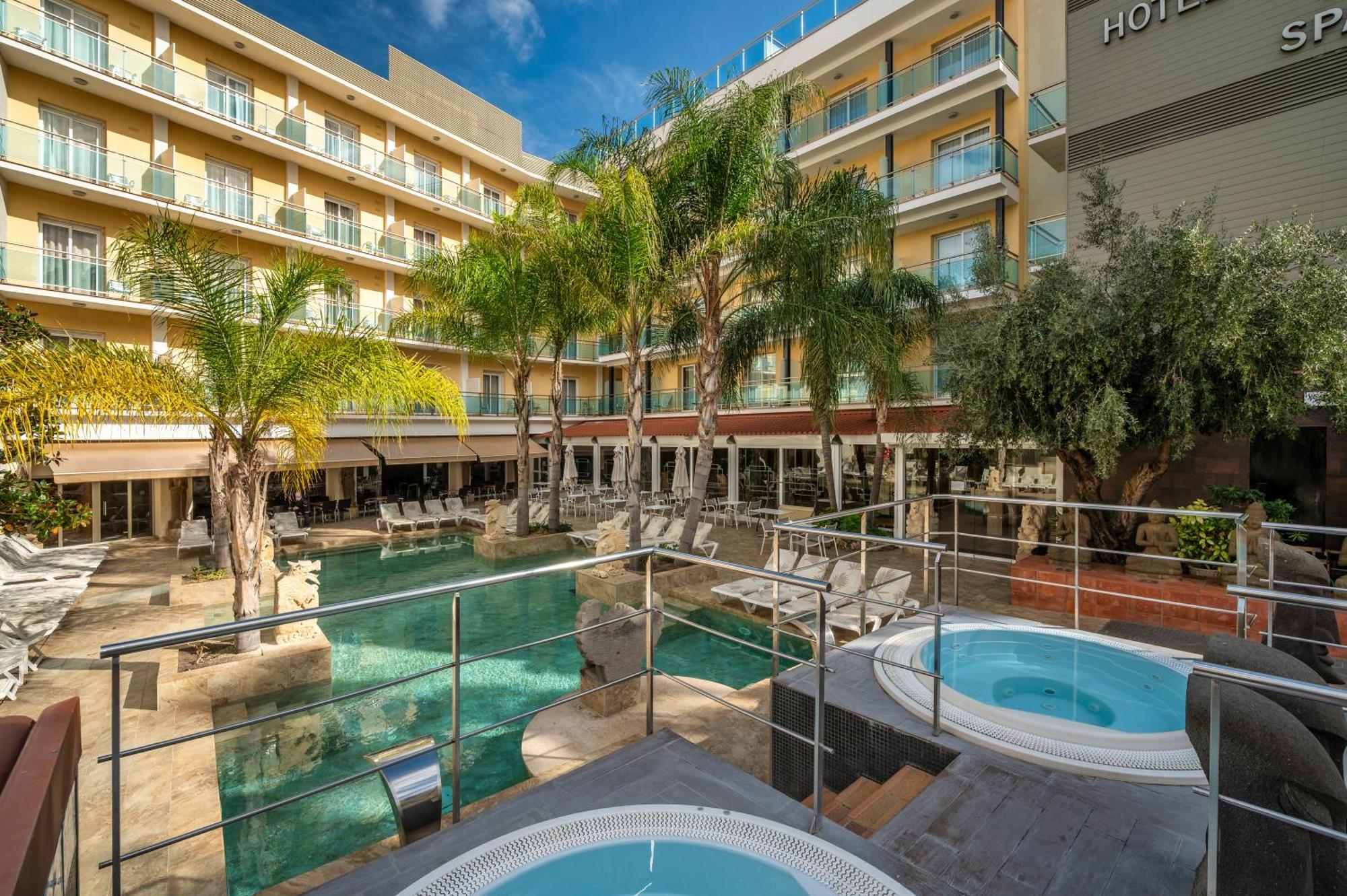 Hotel La Palmera &